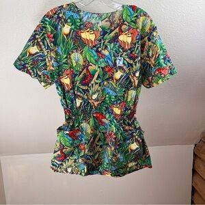 SCRUB MED BirdJungle  motif Scrub Tops. Size 2/4. 100% Cotton. 2 Front Pockets